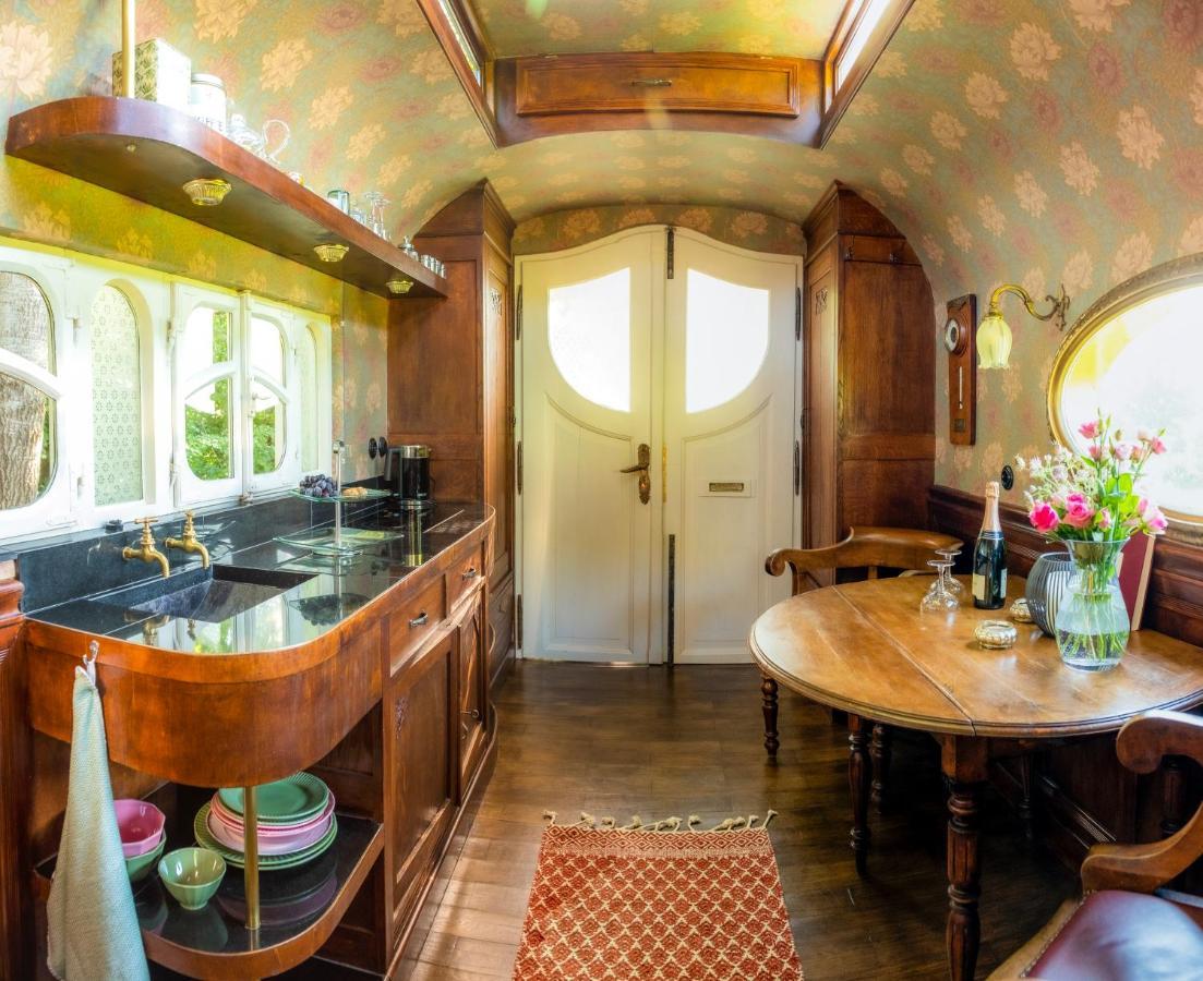 Historischer Zirkuswagen Inmitten Der Campsite *